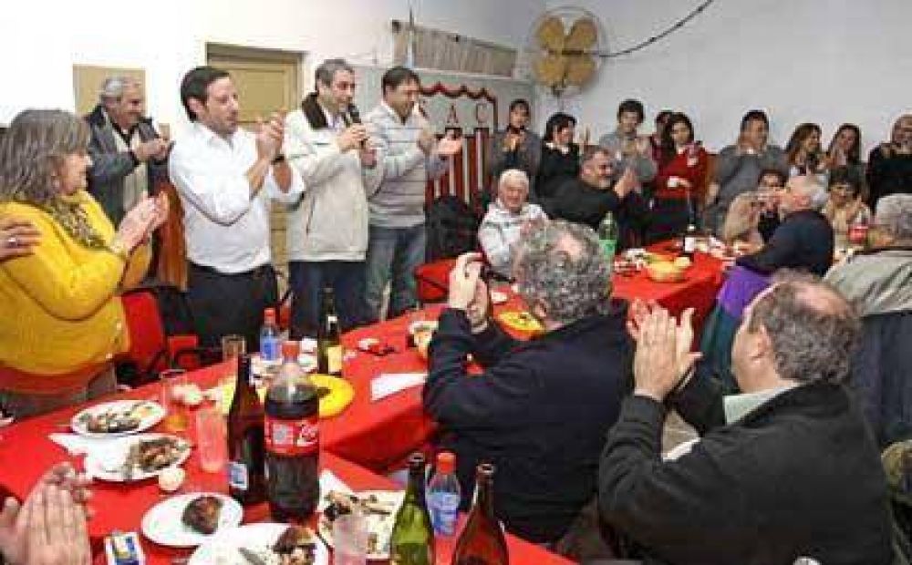 El Intendente Ferraresi comparti� una cena con integrantes de la Uni�n de Clubes 
