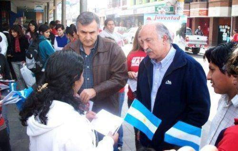 Fiad y Morales de campa�a en el centro de la capital