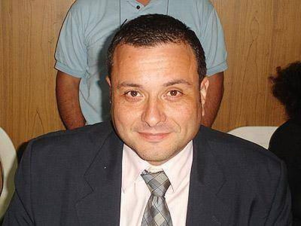 Leonis espera ser elegido como candidato a intendente