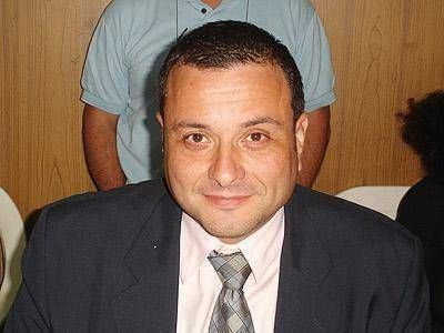 Leonis espera ser elegido como candidato a intendente