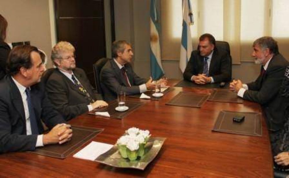 El Embajador del UE se interioriz� de la marcha de la comuna capitalina