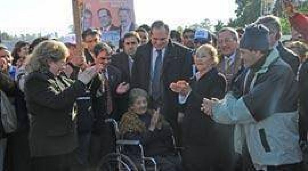 El Gobernador inaugur� obras de pavimento en el Barrio 20 de Junio