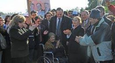 El Gobernador inaugur� obras de pavimento en el Barrio 20 de Junio
