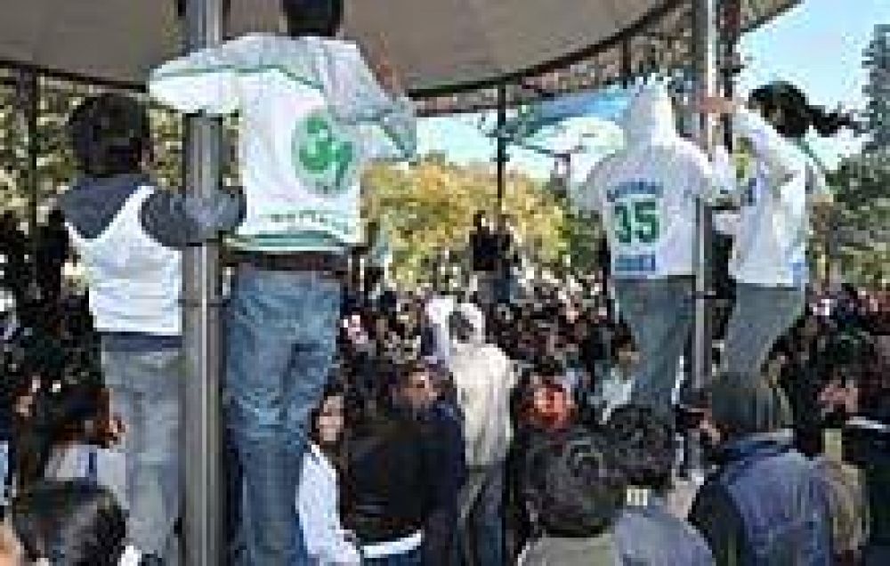 Otra presentaci�n de buzos gener� tensi�n y des�rdenes en el centro de la ciudad