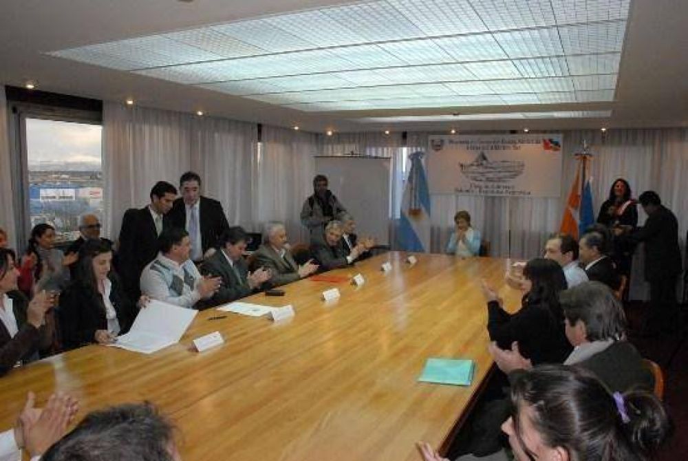 R�os y 11 empresas anunciaron convenio para otorgar Becas a estudiantes fueguinos
