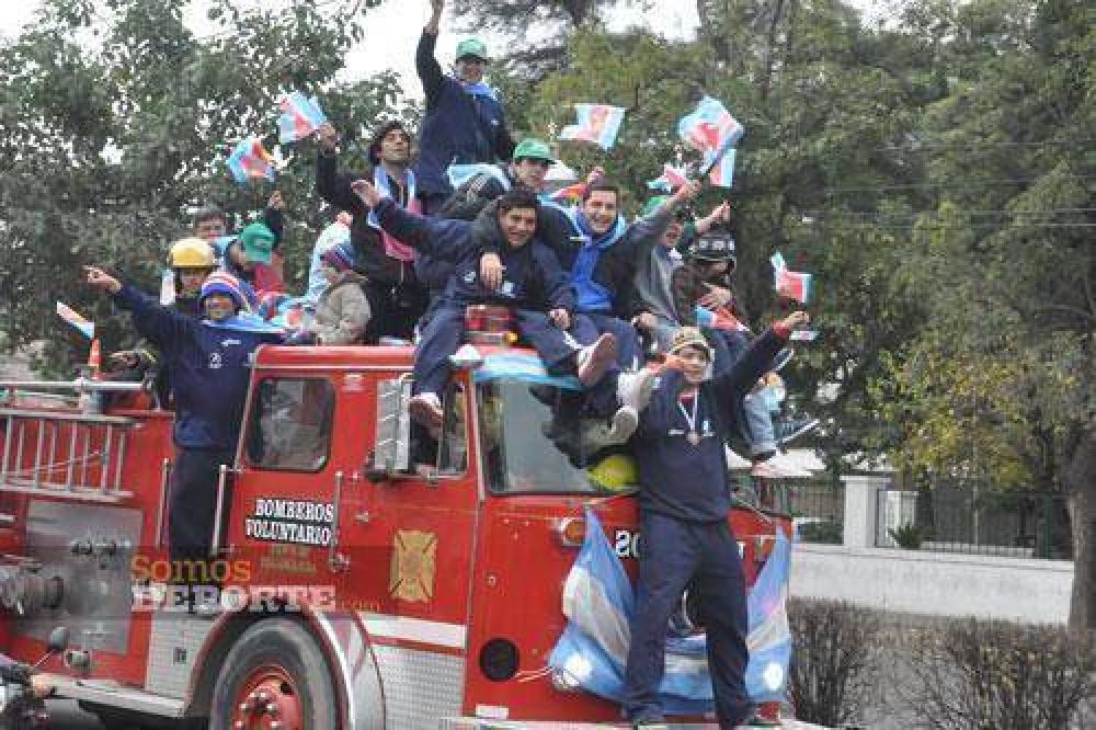 Llegaron los campeones y festejaron con su gente