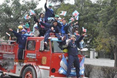 Llegaron los campeones y festejaron con su gente