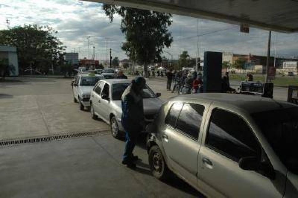 Las largas colas para cargar nafta semantienen y la desesperaci�n aumenta