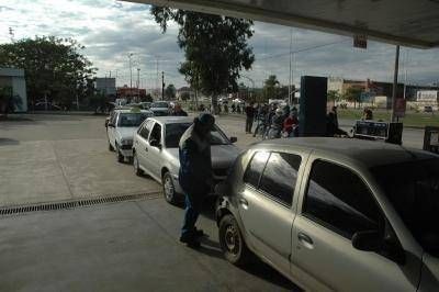 Las largas colas para cargar nafta semantienen y la desesperaci�n aumenta