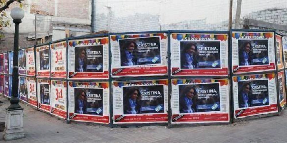 Militantes de "La C�mpora" festejan sus candidaturas con pegatinas irregulares