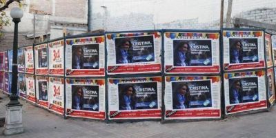Militantes de "La C�mpora" festejan sus candidaturas con pegatinas irregulares