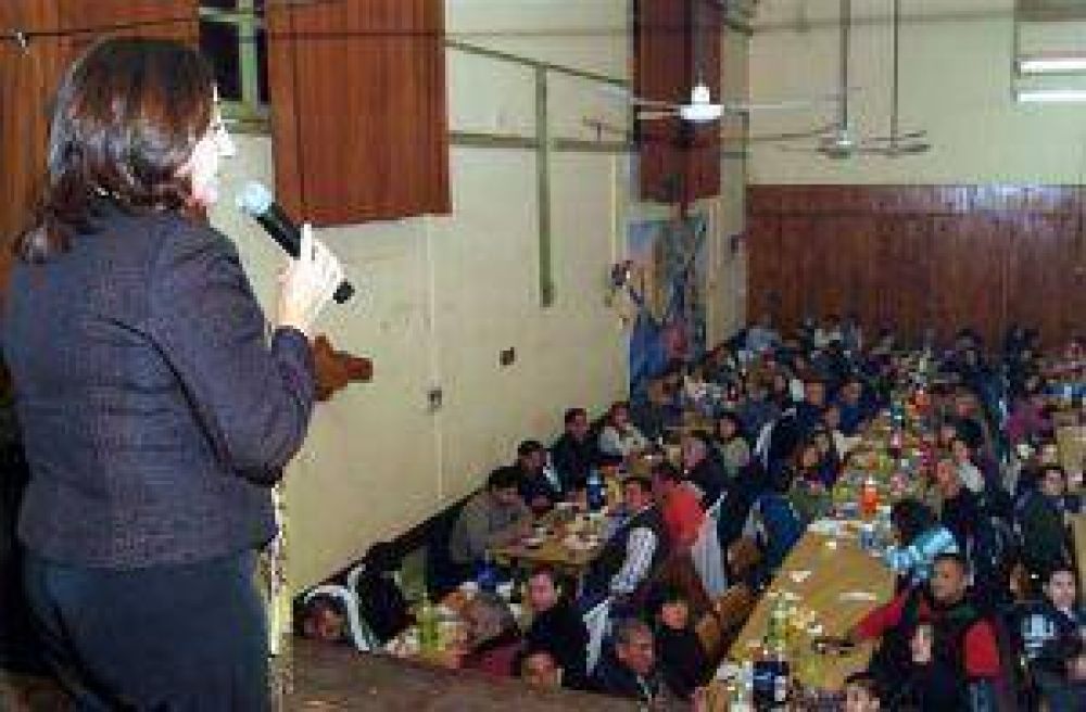 LUJ�N - Comida solidaria en el barrio El Omb� 