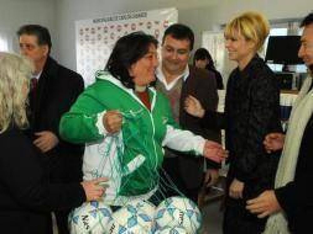Carlos Casares: Rabolini y Fundaci�n Bapro entregaron materiales