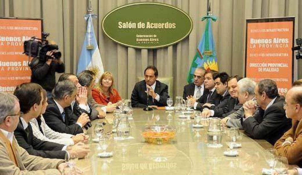 Daniel Scioli present� el proyecto para terminar la obra de la ruta 6