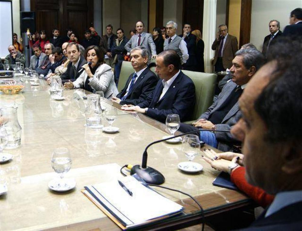 LUJ�N - LA INTENDENTA PARTICIPO DEL ANUNCIO DEL GOBERNADOR SCIOLI, PARA LA MODERNIZACION DE LA RUTA 6