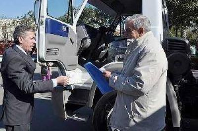El gobierno provincial entreg� camiones a la comuna de Las Termas