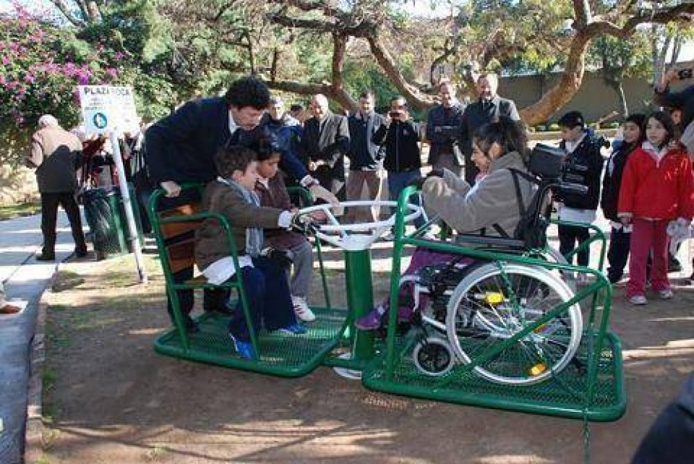 Gustavo Posse inaugur� juegos integradores para la plaza Roca