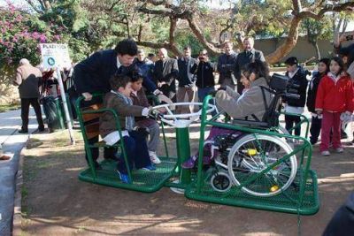 Gustavo Posse inaugur� juegos integradores para la plaza Roca