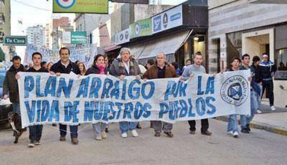 La marcha por el Plan Arraigo, encabezada por la Juventud Agraria, pas� por Pergamino