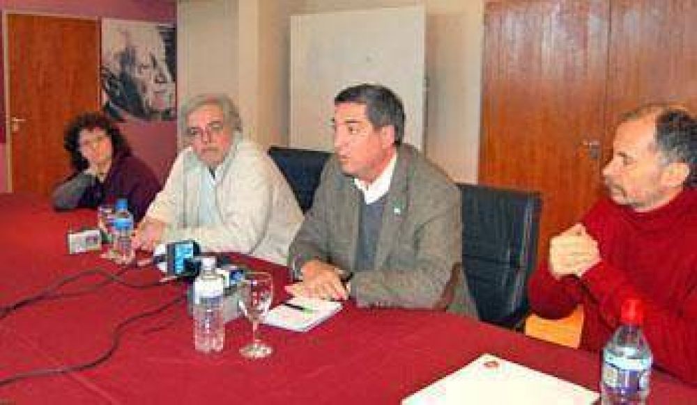 Eduardo Aliverti estuvo en la ciudad invitado por la Unnoba