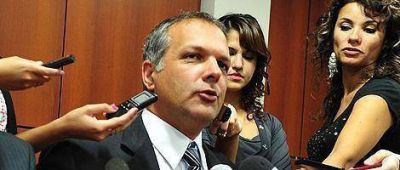 El gobernador electo de Chubut se aleja del sector que encabeza Das Neves y manifiesta su apoyo a Cristina