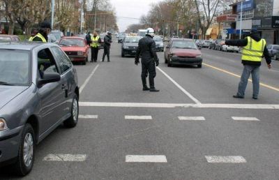 75 actas y 13 veh�culos secuestrados por Tr�nsito en avenida Col�n