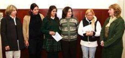 LUJ�N - LA INTENDENTA ROSSO ENTREG� UN SUBSIDIO A CATALINA SEGURA Y FRANCO TOLEDO