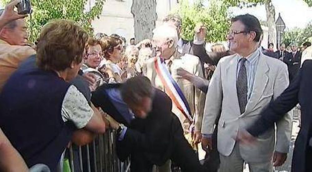 Francia: Sarkozy fue agredido en un acto oficial