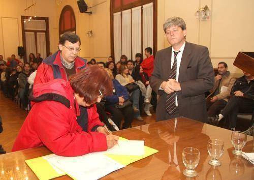 Se realiz� la firma de 140 escrituras de viviendas