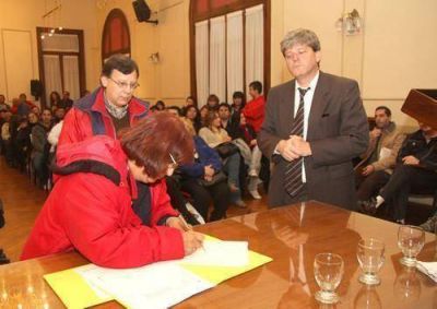 Se realiz� la firma de 140 escrituras de viviendas