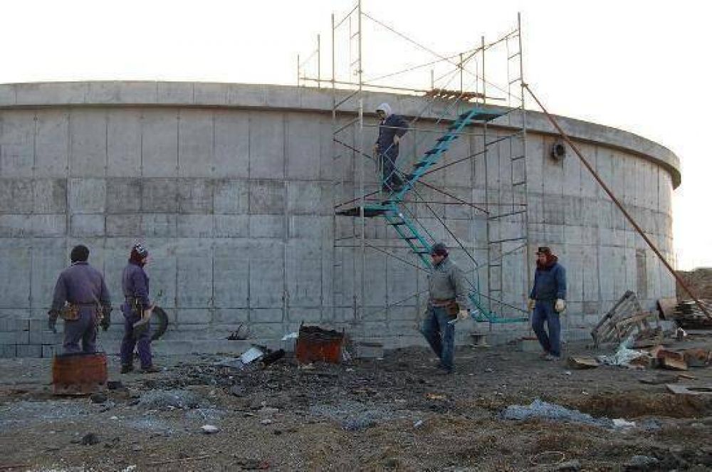 Contin�an los trabajos en la nueva cisterna para los barrios de la Margen Sur