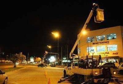 Iluminan una de las principales avenidas donde no exist�a el alumbrado p�blico