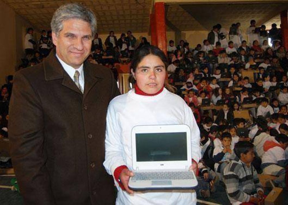 M�s de 700 chicos se convirtieron en due�os de su computadora propia 