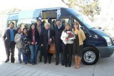 Municipio adquiri� un mini bus para trasladar a personas con discapacidad
