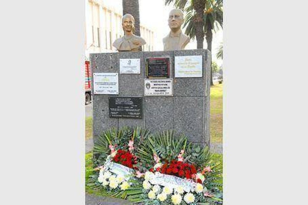 Depositaron flores en el monumento a Per�n