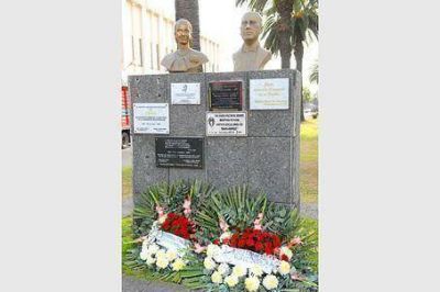 Depositaron flores en el monumento a Per�n