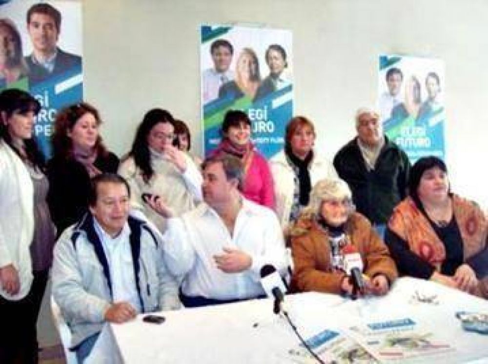 Con la presencia de " Toty " Flores la CC present� su lista 