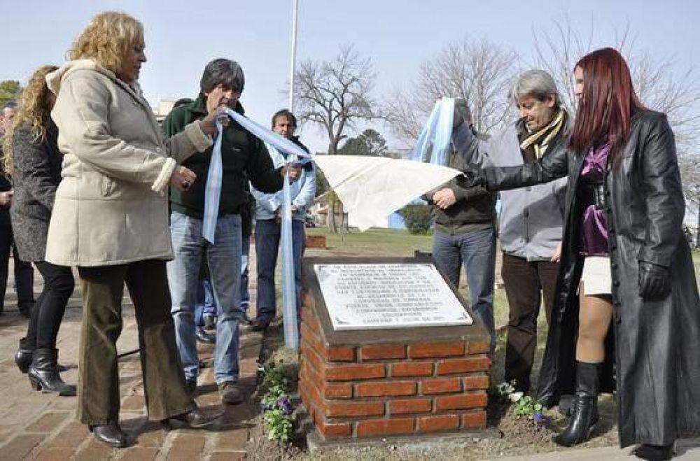Se descubri� la placa basal del Primer Monumento a los Trabajadores de Campana