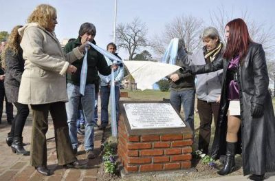 Se descubri� la placa basal del Primer Monumento a los Trabajadores de Campana