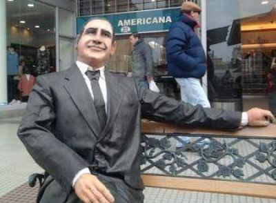 Detuvieron a cuatro j�venes por robar el sombrero de Gardel  
