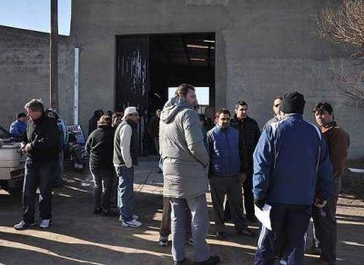 Gremialistas iRemataron los bienes de la firma que cerr� hace cinco a�os en medio de un conflicto laboral y que luego utiliz� un nuevo due�o. Los compradores se llevaron pocillos, mesas, sillas, vasos y otros objetos del tradicional caf� que volvi� a cerr