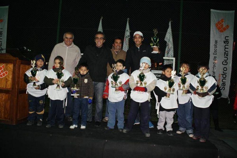 ESCOBAR - SANDRO GUZMAN ENTREGO TROFEOS DEL TORNEO INFANTIL DE FUTBOL