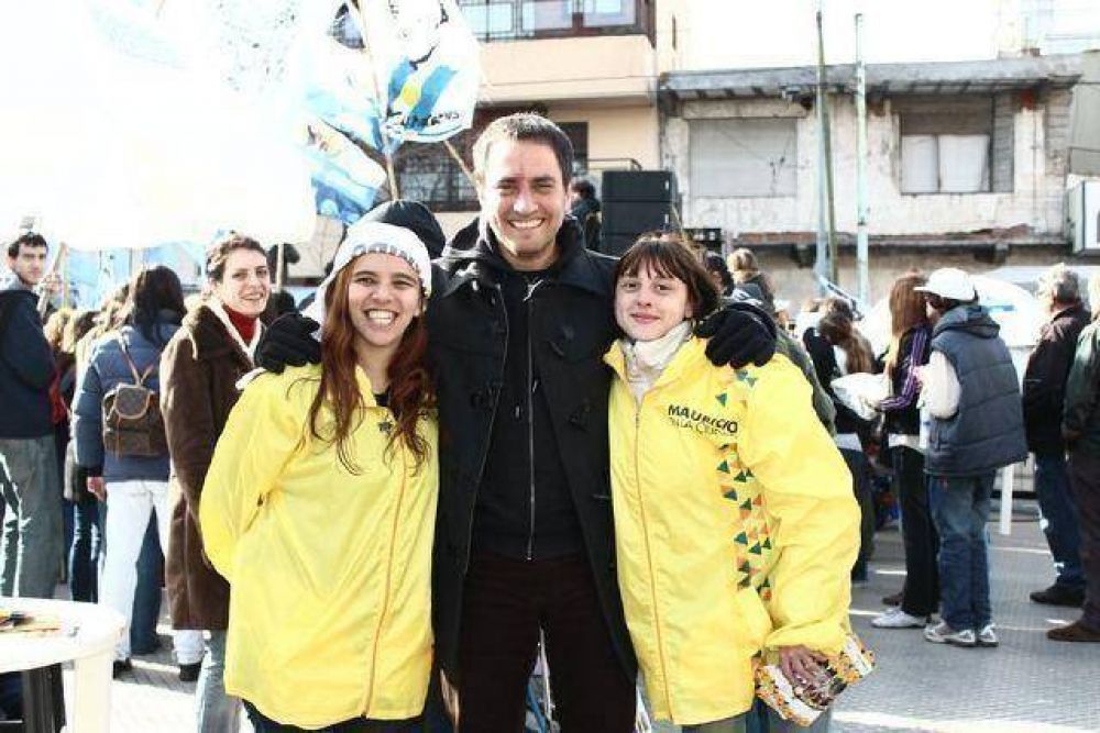 Controversia por una foto de Cabandi� con promotoras del PRO