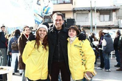 Controversia por una foto de Cabandi� con promotoras del PRO