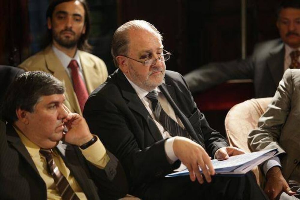 Primera renuncia en rechazo a las listas