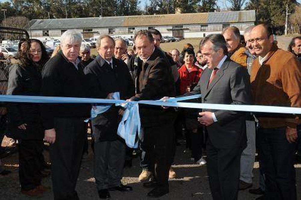 Cariglino inaugur� la primer planta de cloacas de Malvinas Argentinas