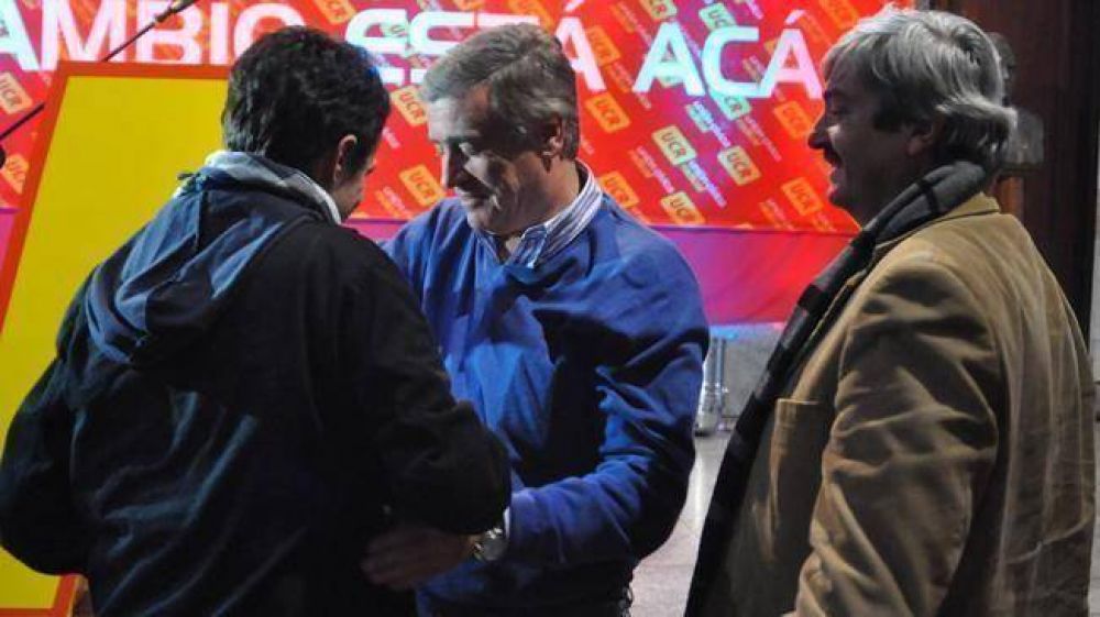 Aguad promete acciones para asistir a los universitarios