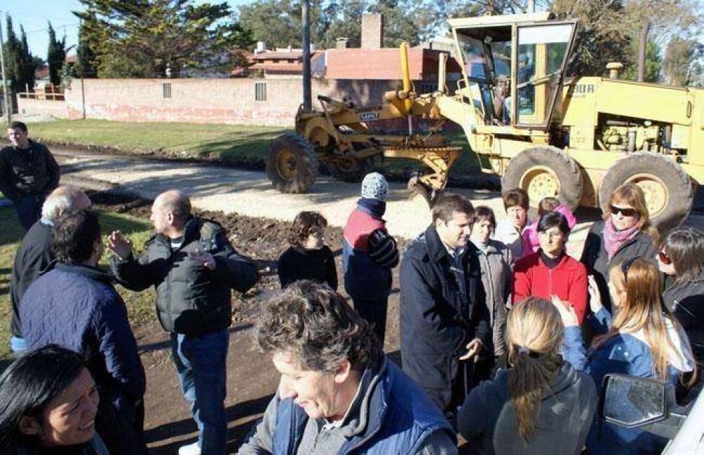 Trabajan en 14 barrios para dar transitabilidad a calles de granza