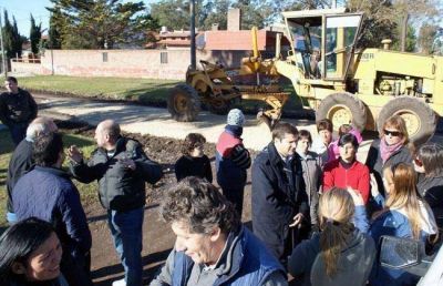 Trabajan en 14 barrios para dar transitabilidad a calles de granza