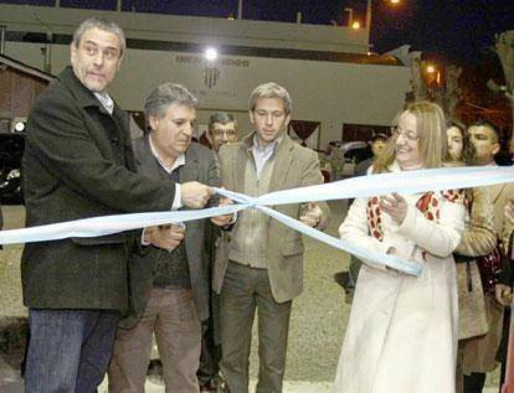 La Ministra Alicia Kirchner y Ferraresi inauguraron obras en el club Villa Modelo